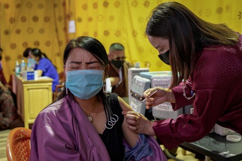 Bhutan tiêm mũi vắc xin thứ 2 cho gần hết dân số trưởng thành chỉ trong 1 tuần - Ảnh 1. Bhutan tiêm mũi vắc xin thứ 2 cho gần hết dân số trưởng thành chỉ trong 1 tuần - Ảnh 1.