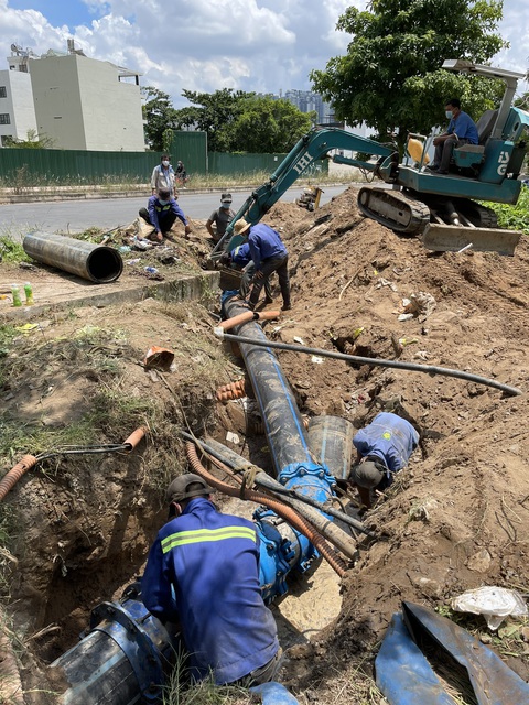 Sawaco nỗ lực cấp nước sạch khu cách ly tập trung, bệnh viện dã chiến điều trị COVID-19 - Ảnh 3. Sawaco nỗ lực cấp nước sạch khu cách ly tập trung, bệnh viện dã chiến điều trị COVID-19 - Ảnh 3.