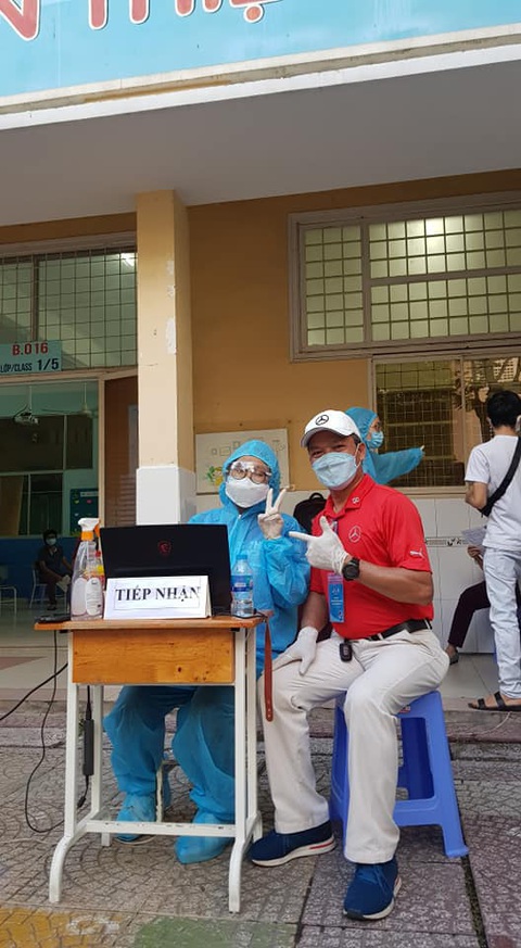 Cha mang con cùng đi chống dịch: Chỉ là công việc hết sức bình thường - Ảnh 1. Cha mang con cùng đi chống dịch: Chỉ là công việc hết sức bình thường - Ảnh 1.