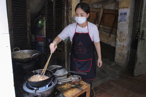 Thầy cô giáo, bạn trẻ… nấu cơm gửi người lao động nghèo ở Hà Nội - Ảnh 2. Thầy cô giáo, bạn trẻ… nấu cơm gửi người lao động nghèo ở Hà Nội - Ảnh 2.