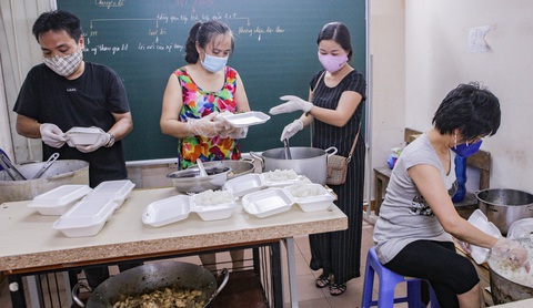Thầy cô giáo, bạn trẻ… nấu cơm gửi người lao động nghèo ở Hà Nội - Ảnh 3. Thầy cô giáo, bạn trẻ… nấu cơm gửi người lao động nghèo ở Hà Nội - Ảnh 3.