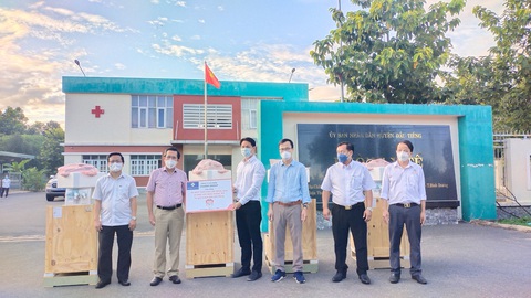 Trao gói thiết bị y tế 3,85 tỉ đồng cho huyện Dầu Tiếng chống dịch COVID-19 - Ảnh 1. Trao gói thiết bị y tế 3,85 tỉ đồng cho huyện Dầu Tiếng chống dịch COVID-19 - Ảnh 1.