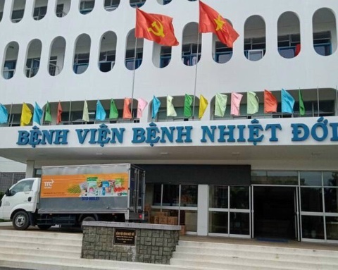 Tặng nhu yếu phẩm đến Bệnh viện điều trị COVID-19 và người dân gặp khó khăn - Ảnh 1. Tặng nhu yếu phẩm đến Bệnh viện điều trị COVID-19 và người dân gặp khó khăn - Ảnh 1.