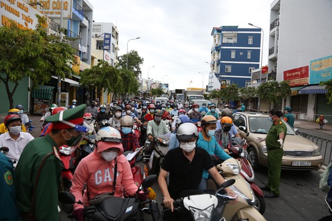 TP.HCM: Hàng trăm người ra đường một lúc, nhiều người bị phạt vì lý do không chính đáng - Ảnh 1. TP.HCM: Hàng trăm người ra đường một lúc, nhiều người bị phạt vì lý do không chính đáng - Ảnh 1.