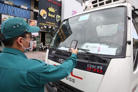 TP.HCM: Hàng trăm người ra đường một lúc, nhiều người bị phạt vì lý do không chính đáng - Ảnh 3. TP.HCM: Hàng trăm người ra đường một lúc, nhiều người bị phạt vì lý do không chính đáng - Ảnh 3.