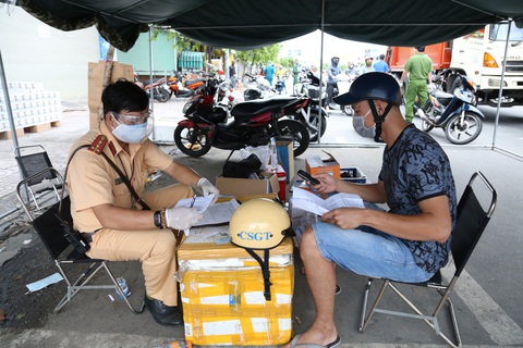 TP.HCM: Hàng trăm người ra đường một lúc, nhiều người bị phạt vì lý do không chính đáng - Ảnh 4. TP.HCM: Hàng trăm người ra đường một lúc, nhiều người bị phạt vì lý do không chính đáng - Ảnh 4.