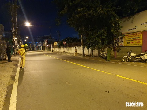 Sau 18h đường phố vắng lặng, CSGT lập chốt 1 tiếng vẫn không có một bóng người - Ảnh 1. Sau 18h đường phố vắng lặng, CSGT lập chốt 1 tiếng vẫn không có một bóng người - Ảnh 1.