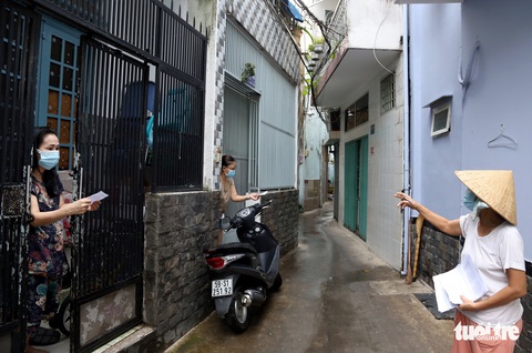 TP.HCM gõ cửa từng nhà phát phiếu đi chợ cho người dân - Ảnh 1. TP.HCM gõ cửa từng nhà phát phiếu đi chợ cho người dân - Ảnh 1.