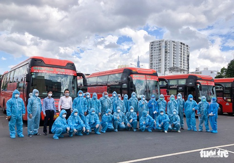 Những chuyến xe màu lửa đưa dân rời điểm nóng Sài Gòn - Ảnh 2. Những chuyến xe màu lửa đưa dân rời điểm nóng Sài Gòn - Ảnh 2.