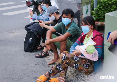 Những chuyến xe màu lửa đưa dân rời điểm nóng Sài Gòn - Ảnh 4. Những chuyến xe màu lửa đưa dân rời điểm nóng Sài Gòn - Ảnh 4.