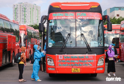 Những chuyến xe màu lửa đưa dân rời điểm nóng Sài Gòn - Ảnh 6. Những chuyến xe màu lửa đưa dân rời điểm nóng Sài Gòn - Ảnh 6.