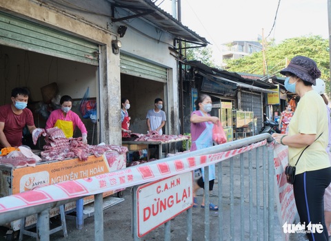 Người Hà Nội mang thẻ đi chợ mùa COVID-19 - Ảnh 4. Người Hà Nội mang thẻ đi chợ mùa COVID-19 - Ảnh 4.