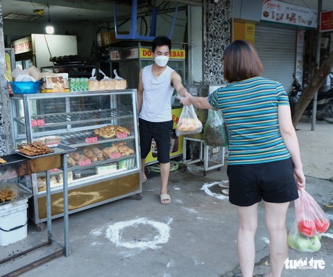 Người Hà Nội mang thẻ đi chợ mùa COVID-19 - Ảnh 5. Người Hà Nội mang thẻ đi chợ mùa COVID-19 - Ảnh 5.