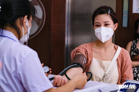 Người dân Hà Nội bắt đầu được tiêm vắc xin ngừa COVID-19 - Ảnh 2. Người dân Hà Nội bắt đầu được tiêm vắc xin ngừa COVID-19 - Ảnh 2.