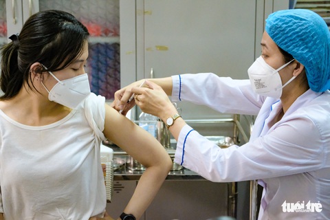 Người dân Hà Nội bắt đầu được tiêm vắc xin ngừa COVID-19 - Ảnh 1. Người dân Hà Nội bắt đầu được tiêm vắc xin ngừa COVID-19 - Ảnh 1.