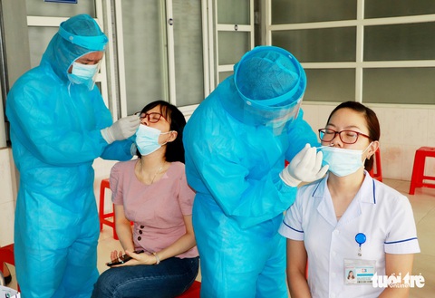 Hai nữ nhân viên bệnh viện mắc COVID-19, giãn cách một huyện ở Nghệ An - Ảnh 2. Hai nữ nhân viên bệnh viện mắc COVID-19, giãn cách một huyện ở Nghệ An - Ảnh 2.