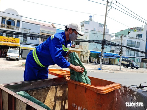 Công nhân vệ sinh môi trường: Thất thu nhẹ mùa dịch, việc nhiều hơn - Ảnh 7. Công nhân vệ sinh môi trường: Thất thu nhẹ mùa dịch, việc nhiều hơn - Ảnh 7.