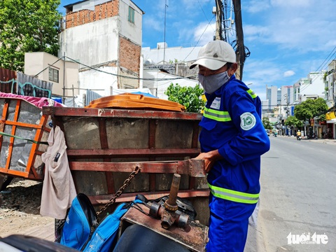 Công nhân vệ sinh môi trường: Thất thu nhẹ mùa dịch, việc nhiều hơn - Ảnh 5. Công nhân vệ sinh môi trường: Thất thu nhẹ mùa dịch, việc nhiều hơn - Ảnh 5.