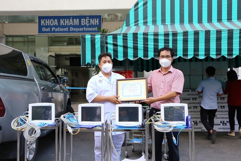 Lý Hùng, Lý Hương quyên 30 tấn gạo cho người nghèo, tặng thiết bị y tế cho bệnh viện - Ảnh 4. Lý Hùng, Lý Hương quyên 30 tấn gạo cho người nghèo, tặng thiết bị y tế cho bệnh viện - Ảnh 4.