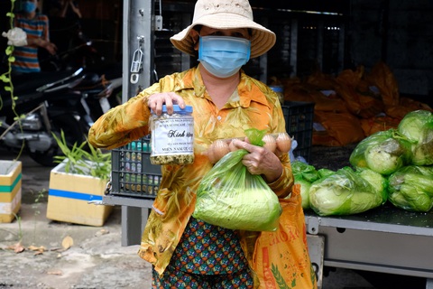Chở quà Hà Tĩnh, Quảng Nam, Quảng Ngãi… vào khu phong tỏa - Ảnh 5. Chở quà Hà Tĩnh, Quảng Nam, Quảng Ngãi… vào khu phong tỏa - Ảnh 5.