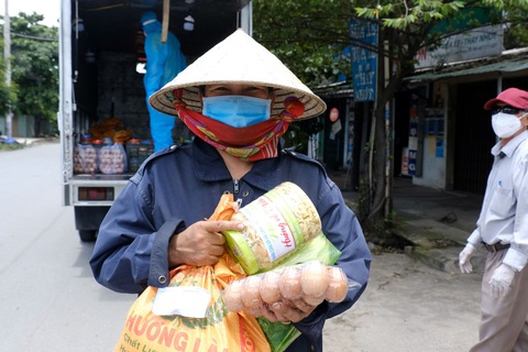 Chở quà Hà Tĩnh, Quảng Nam, Quảng Ngãi… vào khu phong tỏa - Ảnh 7. Chở quà Hà Tĩnh, Quảng Nam, Quảng Ngãi… vào khu phong tỏa - Ảnh 7.