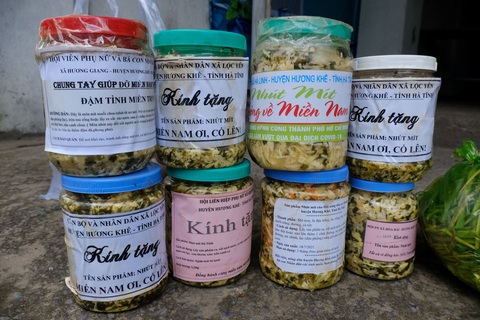 Chở quà Hà Tĩnh, Quảng Nam, Quảng Ngãi… vào khu phong tỏa - Ảnh 1. Chở quà Hà Tĩnh, Quảng Nam, Quảng Ngãi… vào khu phong tỏa - Ảnh 1.