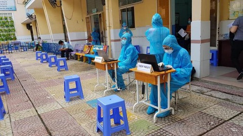 Cha mang con cùng đi chống dịch: Chỉ là công việc hết sức bình thường - Ảnh 2. Cha mang con cùng đi chống dịch: Chỉ là công việc hết sức bình thường - Ảnh 2.