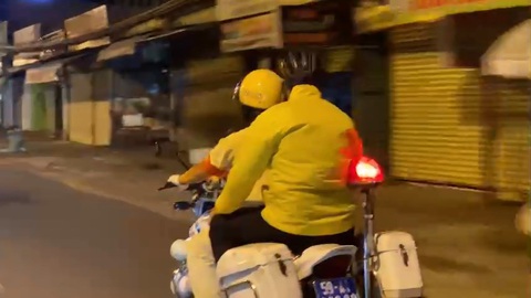 Nam công nhân về thăm vợ mang thai, CSGT giữ xe nhưng thấy thương nên chở về - Ảnh 2. Nam công nhân về thăm vợ mang thai, CSGT giữ xe nhưng thấy thương nên chở về - Ảnh 2.