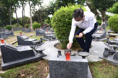 Lãnh đạo TP.HCM dâng hoa, dâng hương tưởng niệm các anh hùng liệt sĩ - Ảnh 6. Lãnh đạo TP.HCM dâng hoa, dâng hương tưởng niệm các anh hùng liệt sĩ - Ảnh 6.