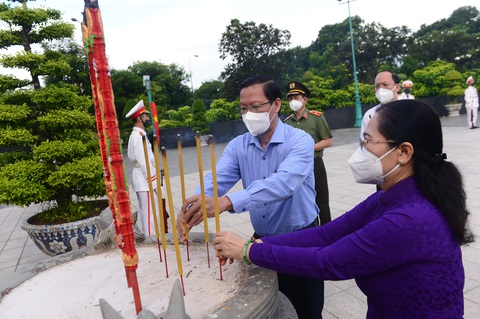 Lãnh đạo TP.HCM dâng hoa, dâng hương tưởng niệm các anh hùng liệt sĩ - Ảnh 4. Lãnh đạo TP.HCM dâng hoa, dâng hương tưởng niệm các anh hùng liệt sĩ - Ảnh 4.