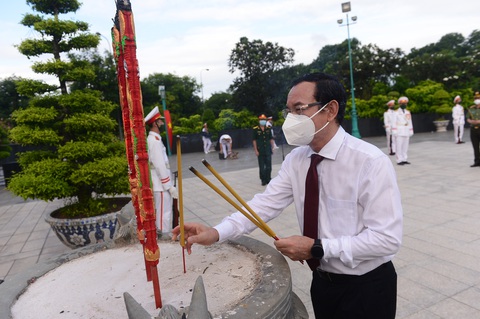 Lãnh đạo TP.HCM dâng hoa, dâng hương tưởng niệm các anh hùng liệt sĩ - Ảnh 3. Lãnh đạo TP.HCM dâng hoa, dâng hương tưởng niệm các anh hùng liệt sĩ - Ảnh 3.