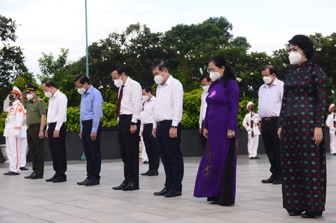 Lãnh đạo TP.HCM dâng hoa, dâng hương tưởng niệm các anh hùng liệt sĩ - Ảnh 2. Lãnh đạo TP.HCM dâng hoa, dâng hương tưởng niệm các anh hùng liệt sĩ - Ảnh 2.