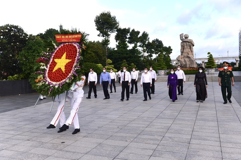 Lãnh đạo TP.HCM dâng hoa, dâng hương tưởng niệm các anh hùng liệt sĩ - Ảnh 1. Lãnh đạo TP.HCM dâng hoa, dâng hương tưởng niệm các anh hùng liệt sĩ - Ảnh 1.
