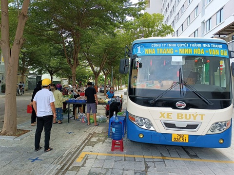 Biến xe buýt thành cửa hàng tiện lợi di động chở thực phẩm đến từng khu dân cư - Ảnh 2. Biến xe buýt thành cửa hàng tiện lợi di động chở thực phẩm đến từng khu dân cư - Ảnh 2.