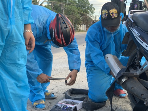 Xuyên ngày đêm bám chốt ở Đà Nẵng cứu hộ xe cho người từ TP.HCM về quê - Ảnh 2. Xuyên ngày đêm bám chốt ở Đà Nẵng cứu hộ xe cho người từ TP.HCM về quê - Ảnh 2.