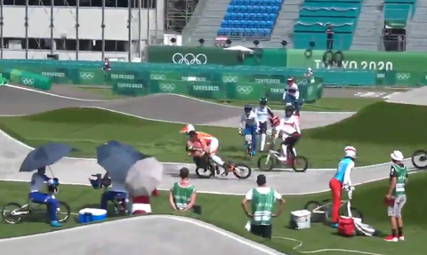 Trọng tài gây tai nạn cho tay đua ứng viên huy chương vàng Olympic - Ảnh 2. Trọng tài gây tai nạn cho tay đua ứng viên huy chương vàng Olympic - Ảnh 2.