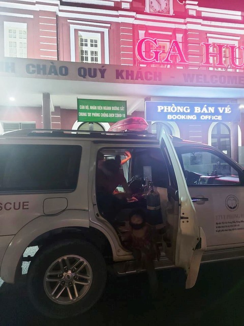 Năm mẹ con người Nghệ An bị mắc kẹt tại Huế đã được giải cứu lên tàu về quê - Ảnh 1. Năm mẹ con người Nghệ An bị mắc kẹt tại Huế đã được giải cứu lên tàu về quê - Ảnh 1.