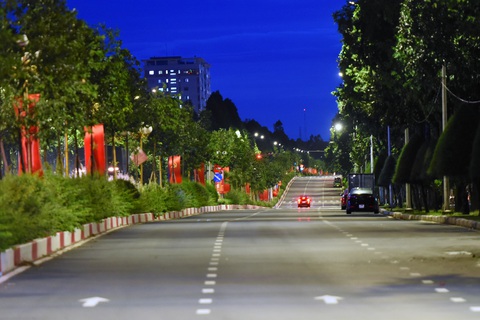 Không ra đường sau 18h, đường phố Biên Hòa vắng lặng - Ảnh 2. Không ra đường sau 18h, đường phố Biên Hòa vắng lặng - Ảnh 2.