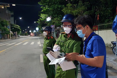 Không ra đường sau 18h, đường phố Biên Hòa vắng lặng - Ảnh 3. Không ra đường sau 18h, đường phố Biên Hòa vắng lặng - Ảnh 3.