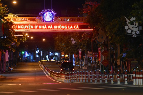 Không ra đường sau 18h, đường phố Biên Hòa vắng lặng - Ảnh 5. Không ra đường sau 18h, đường phố Biên Hòa vắng lặng - Ảnh 5.
