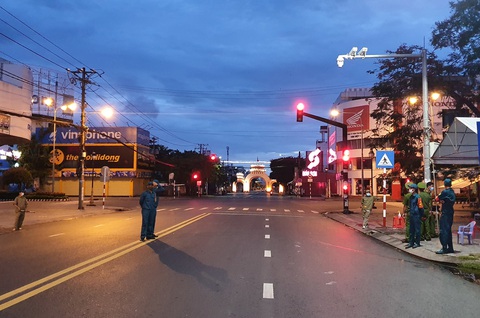 Đêm đầu cấm ra khỏi nhà sau 18h ở miền Tây, hầu như không ai ra đường - Ảnh 2. Đêm đầu cấm ra khỏi nhà sau 18h ở miền Tây, hầu như không ai ra đường - Ảnh 2.