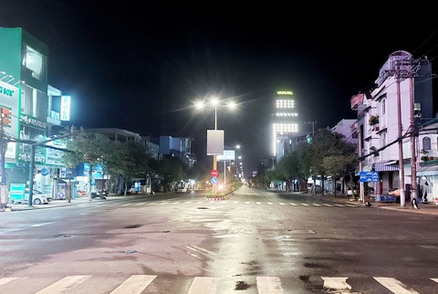 Đêm đầu cấm ra khỏi nhà sau 18h ở miền Tây, hầu như không ai ra đường - Ảnh 5. Đêm đầu cấm ra khỏi nhà sau 18h ở miền Tây, hầu như không ai ra đường - Ảnh 5.