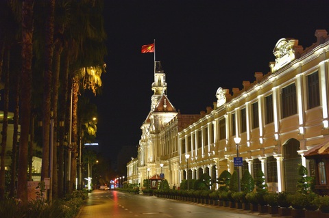 Những người không ngủ sớm trong đêm thành phố vắng lặng - Ảnh 1. Những người không ngủ sớm trong đêm thành phố vắng lặng - Ảnh 1.