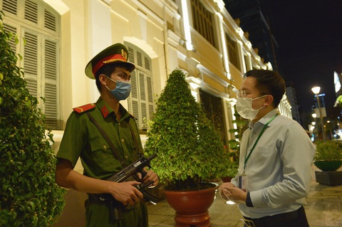 Những người không ngủ sớm trong đêm thành phố vắng lặng - Ảnh 3. Những người không ngủ sớm trong đêm thành phố vắng lặng - Ảnh 3.