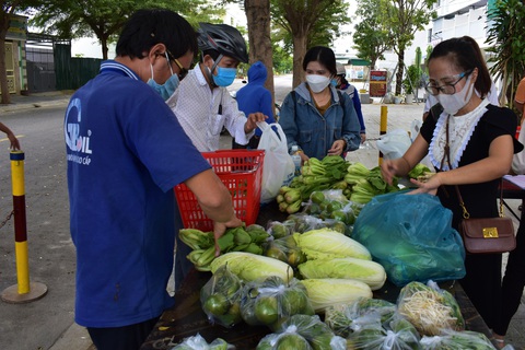 Biến xe buýt thành cửa hàng tiện lợi di động chở thực phẩm đến từng khu dân cư - Ảnh 6. Biến xe buýt thành cửa hàng tiện lợi di động chở thực phẩm đến từng khu dân cư - Ảnh 6.