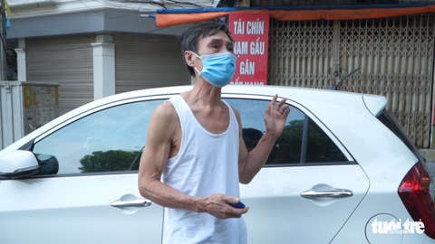 Hà Nội xử phạt nhiều người bán hàng rong, tập thể dục - Ảnh 3. Hà Nội xử phạt nhiều người bán hàng rong, tập thể dục - Ảnh 3.