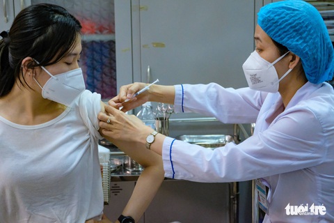 Ưu tiên tiêm vắc xin cho chồng và anh chị chồng, nữ nhân viên phường bị đình chỉ - Ảnh 1. Ưu tiên tiêm vắc xin cho chồng và anh chị chồng, nữ nhân viên phường bị đình chỉ - Ảnh 1.