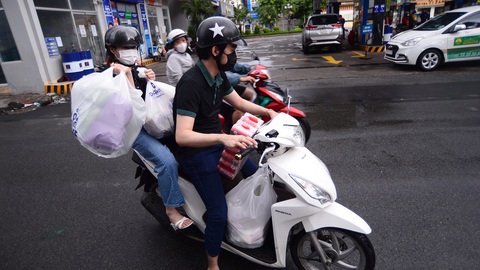 Mới sáng sớm vào cửa hàng tiện lợi đã thấy hết hàng thực phẩm - Ảnh 1. Mới sáng sớm vào cửa hàng tiện lợi đã thấy hết hàng thực phẩm - Ảnh 1.