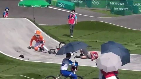 Trọng tài gây tai nạn cho tay đua ứng viên huy chương vàng Olympic - Ảnh 3. Trọng tài gây tai nạn cho tay đua ứng viên huy chương vàng Olympic - Ảnh 3.