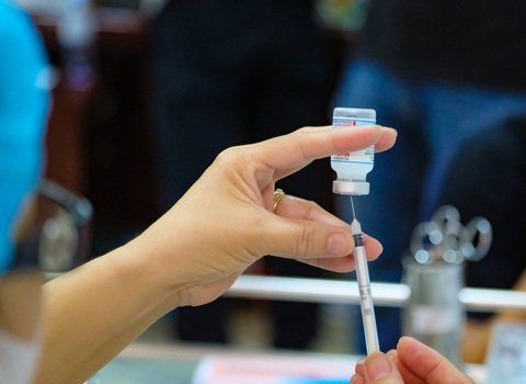 Tiêm nhầm vắc xin ngừa COVID-19 cho 18 trẻ dưới 7 tháng tuổi - Ảnh 1. Tiêm nhầm vắc xin ngừa COVID-19 cho 18 trẻ dưới 7 tháng tuổi - Ảnh 1.